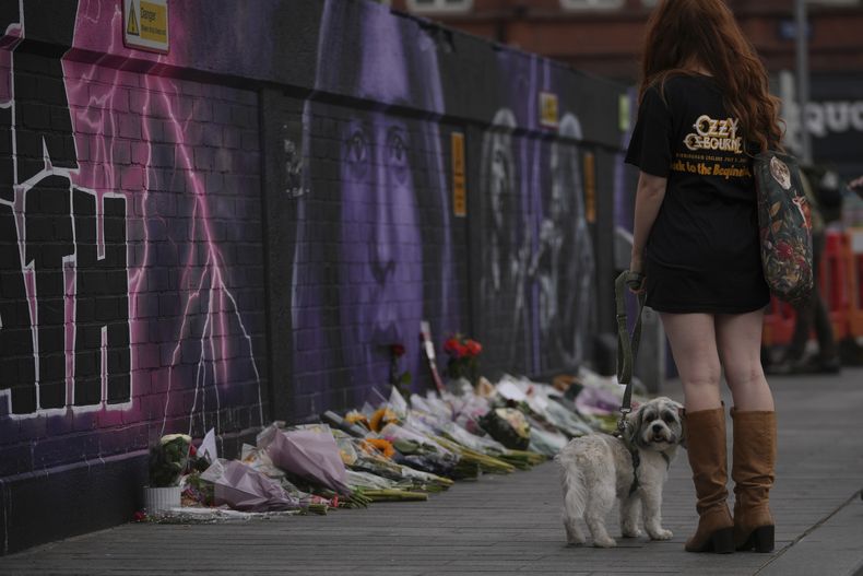 Una fan conmemora la muerte de Ozzy Osbourne en Birmingham, el miércoles 23 de julio de 2025. (Foto AP/Kin Cheung)