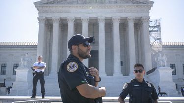 Oficiales de policía de la Corte Suprema montan guardia afuera del edificio del organismo, el jueves 13 de junio de 2024, en Washington. (AP Foto/Mark Schiefelbein)
