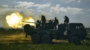 ARCHIVO - Soldados ucranianos disparan un cañón cerca de Bájmut, una ciudad oriental en la que han estado librando intensos combates contra las fuerzas rusas, el 15 de mayo de 2023, en la región de Donetsk, Ucrania. (AP Foto/Libkos, archivo)