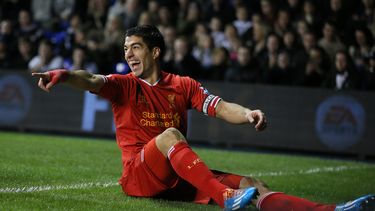 americateve | El uruguayo Luis Su&aacute;rez celebra luego de anotar un gol con el Liverpool, el domingo 15 de diciembre de 2013, en un partido contra el Tottenham Hotspur, en la Liga Premier inglesa (AP Foto/Alastair Grant)
