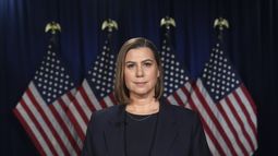 La senadora Elissa Slotkin, demócrata por Michigan, ensaya la respuesta demócrata al discurso del presidente Donald Trump ante el pleno del Congreso, el martes 4 de marzo de 2025 en Wyandotte, Michigan. (AP Foto/Paul Sancya, Pool)