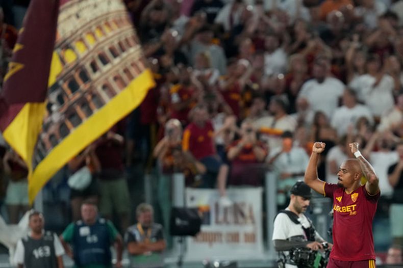 Donyell Malen, de la Roma, celebra después de marcar gol en el partido de fútbol de la Serie A entre Roma y Fiorentina, el lunes 24 de agosto de 2026, en Roma. (AP Foto/Gregorio Borgia)