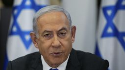 ARCHIVO - El primer ministro israelí Benjamin Netanyahu preside una reunión de su Gabinete en la base militar Kirya, donde se encuentra la sede del Ministerio de Defensa de Israel, en Tel Aviv, el domingo 24 de diciembre de 2023. (AP Foto/Ohad Zwigenberg, Pool, archivo)