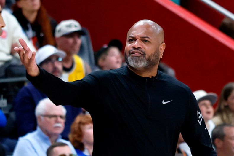 El entrenador de los Pistons de Detroit J.B. Bickerstaff discute una decisión del referee en el juego 5 de la primera ronda ante el Magic de Orlando el miércoles 29 de abril del 2026. (AP Foto/Duane Burleson)