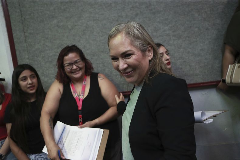 Silvia Delgado, exabogada del capo del narcotráfico Joaquín El Chapo Guzmán en 2016, recibe la certificación de su elección como jueza penal en los comicios judiciales del pasado 1 de junio, en Ciudad Juárez, el jueves 19 de junio de 2025. (AP Foto/Christian Chávez)