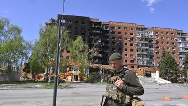 ARCHIVO - Un soldado ucraniano camina junto a edificios dañados en el centro de Pokrovsk, donde se producen intensas batallas con tropas rusas en la región de Donetsk de Ucrania, el 23 de abril de 2025. (AP Foto/Michael Shtekel, Archivo)