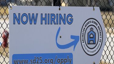 Un anuncio de empleo es exhibido en Arlington Heights, Illinois, el lunes 26 de febrero de 2024. (AP Foto/Nam Y. Huh)