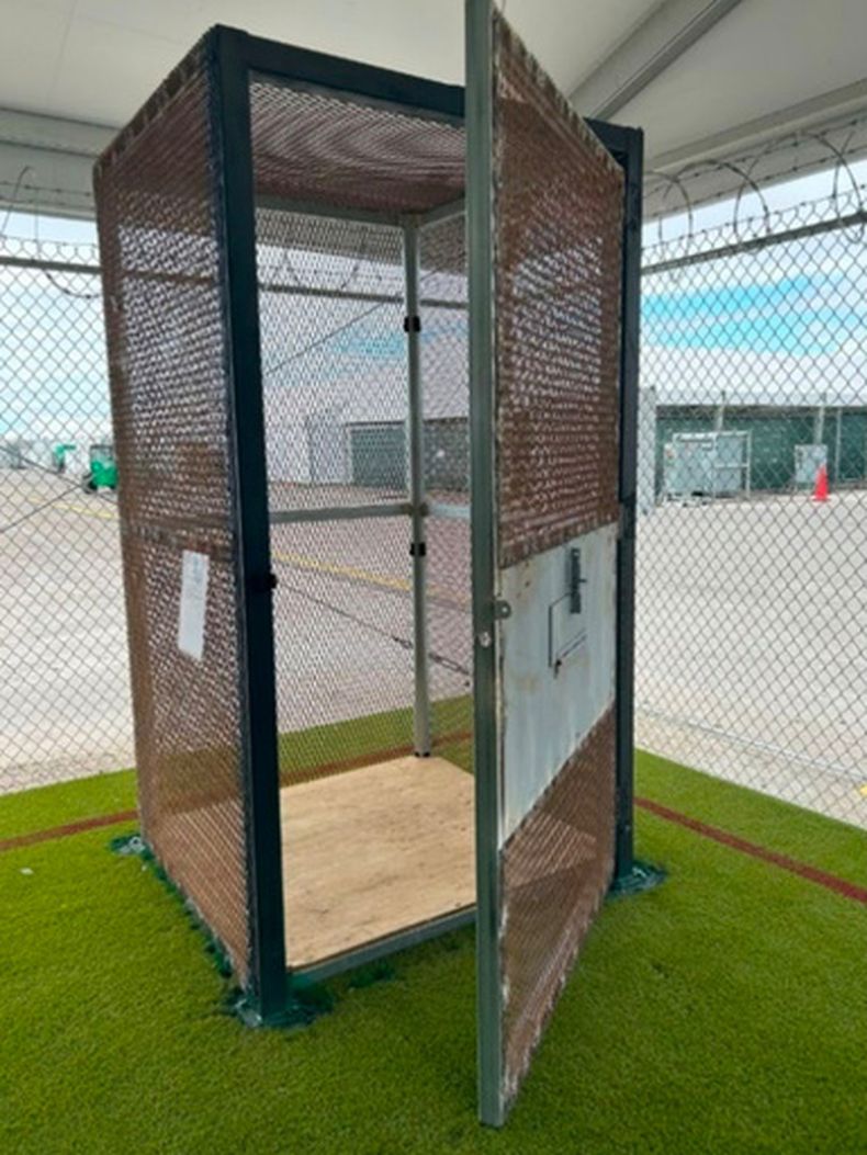 Esta imagen del 21 de enero de 2026, difundida por la Oficina del Inspector General del Departamento de Seguridad Nacional (DHS, por sus siglas en inglés), muestra un pequeño recinto metálico utilizado para albergar a detenidos en el centro de detención de inmigrantes conocido como Alcatraz de los Caimanes, en el condado de Collier, en los Everglades de Florida. (Oficina del Inspector General del DHS vía AP)