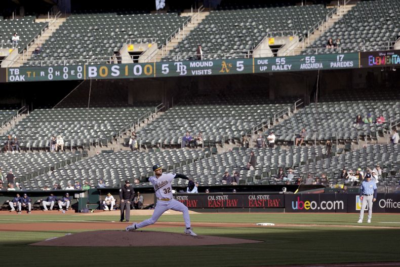 James Kaprielian, de los Atléticos de Oakland, lanza en el juego ante los Rays de Tampa Bay, el lunes 12 de junio de 2023 (AP Foto/Jed Jacobsohn)