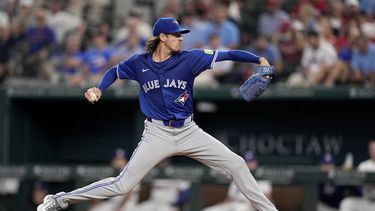 El abridor de los Azulejos de Toronto Kevin Gausman lanza en la quinta entrada del encuentro ante los Rangers de Texas el jueves 19 de septiembre del 2024. (AP Foto/Tony Gutierrez)