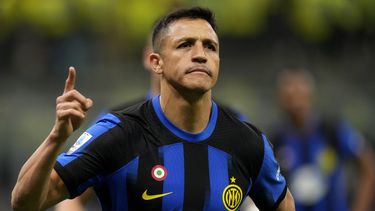 El chileno Alexis Sánchez celebra tras anotar el segundo gol del Inter de Milán ante el Genoa en la Serie A, el lunes 4 de marzo de 2024. (AP Foto/Luca Bruno)