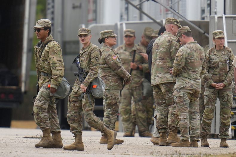 Personal militar uniformado, con el parche de la Guardia Nacional de Texas, en el Centro de Reserva del Ejército de Estados Unidos, el martes 7 de octubre de 2025, en Elwood, Illinois, uno de los suburbios de Chicago. (AP Foto/Erin Hooley)
