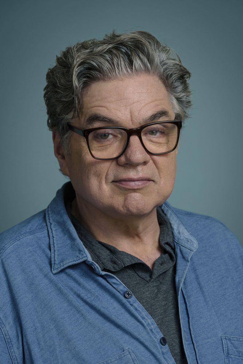 Oliver Platt posa para un retrato en Nueva York el jueves 13 de junio de 2024, para promover sus series The Bear y Chicago Med. (Foto Christopher Smith/Invision/AP)