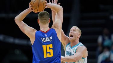 Nuggets superan a Hornets con triple doble de Jokic
