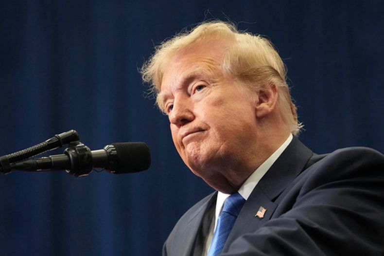 El presidente de Estados Unidos, Donald Trump, habla en un evento para presentar la Medalla de Honor Espacial del Congreso a la tripulación del Artemis II, el viernes 28 de agosto de 2026, en el Johnson Space Center en Houston. (AP Foto/Mark Schiefelbein)