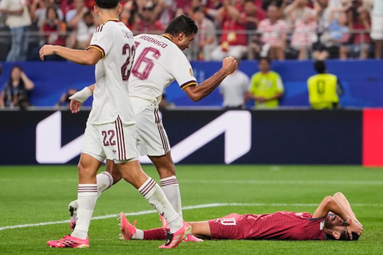 El volante español Rodri Hernánez (16) frente al portugués Bernardo Silva (10) durante el partido de octavos de final del Mundial, el lunes 6 de julio de 2026, en Arlington, Texas. (AP Foto/Tony Gutiérrez)