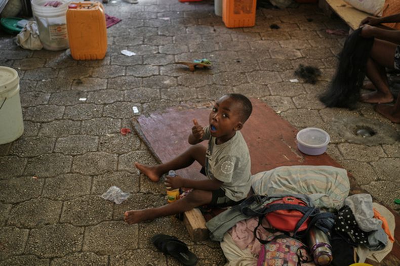 Un niño juega en un refugio para familias desplazadas por la violencia de las pandillas en Puerto Príncipe, Haití, el lunes 17 de agosto de 2026. (Foto AP/Odelyn Joseph)