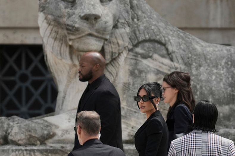 ARCHIVO - Kim Kardashian, centro, llega para testificar acerca de un robo de millones de dólares en joyas de su cuarto de hotel en París en 2016, en la capital francesa, el 13 de mayo de 2025. (AP Foto/Aurelien Morissard, Archivo)