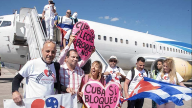 organizaciones pro castristas radicadas en eeuu entregan una donacion al regimen cubano y critican a joe biden