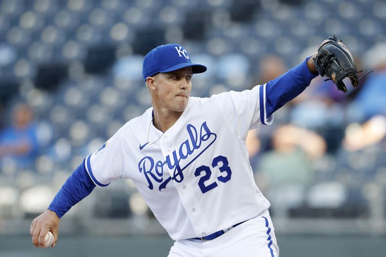 Zack Greinke, de los Reales de Kansas City, realiza un pitcheo en el encuentro del miércoles 3 de mayo de 2023, ante los Orioles de Baltimore. (AP Foto/Colin E. Braley)