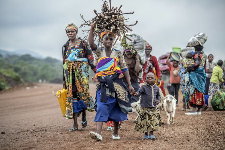En esta imagen de archivo, residentes huyen de los combates entre los rebeldes M23 y las fuerzas congolesas cerca de Kibumba, a unos 20 kms (12 millas) al norte de Goma, República Democrática de Congo, el 29 de octubre de 2022. (AP Foto/Moses Sawasawa, archivo)