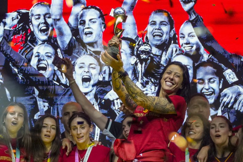 ARCHIVO - Jennifer Hermoso alza el trofeo durante el festejo de España tras conquistar el título del Mundial femenino, el lunes 21 de agosto de 2023, en Madrid. (AP Foto/Manu Fernández)