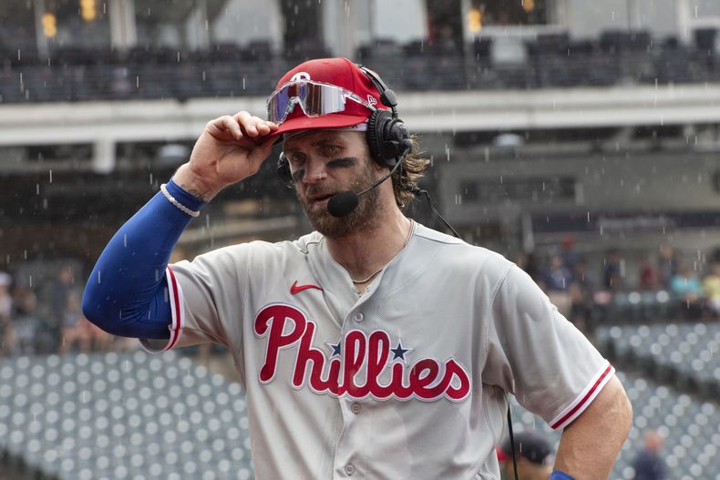 Bryce Harper de los Filis de Filadalfia es entrevistado tras la victoria ante los Guardianes de Cleveland, el domingo 23 de julio de 2023, en Cleveland. (AP Foto/Phil Long)
