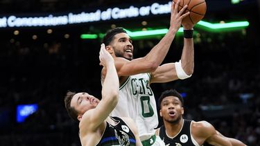 Celtics fulminan a los campeones Bucks en el 7mo duelo