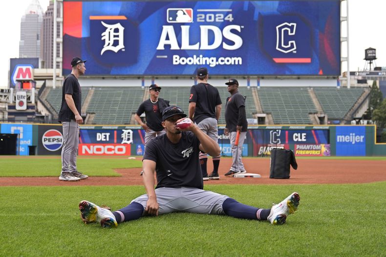 El dominicano Wenceel Pérez, de los Tigres de Detroit, bebe durante un entrenamiento en Cleveland, el viernes 4 de octubre de 2024 (AP Foto/Sue Ogrocki)