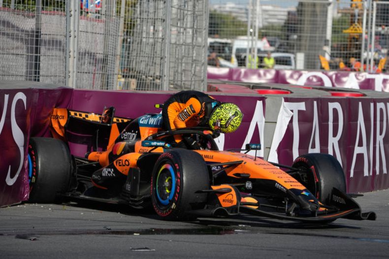 El piloto de McLaren, Lando Norris, de Gran Bretaña, sale de su monoplaza tras un accidente durante el Gran Premio de Azerbaiyán de Fórmula 1 en Bakú, Azerbaiyán, el 26 de septiembre de 2026. (Foto AP/Darko Bandic)