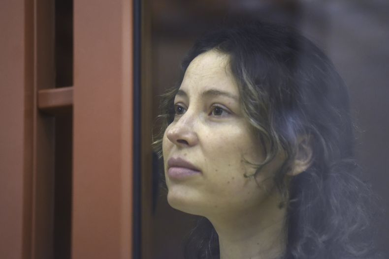ARCHIVO - Ksenia Karelina, también conocido como Khavana sentada en una celda de cristal en una sala del tribunal en Ekaterimburgo, Rusia, el jueves 15 de agosto de 2024. (AP Foto/Archivo)