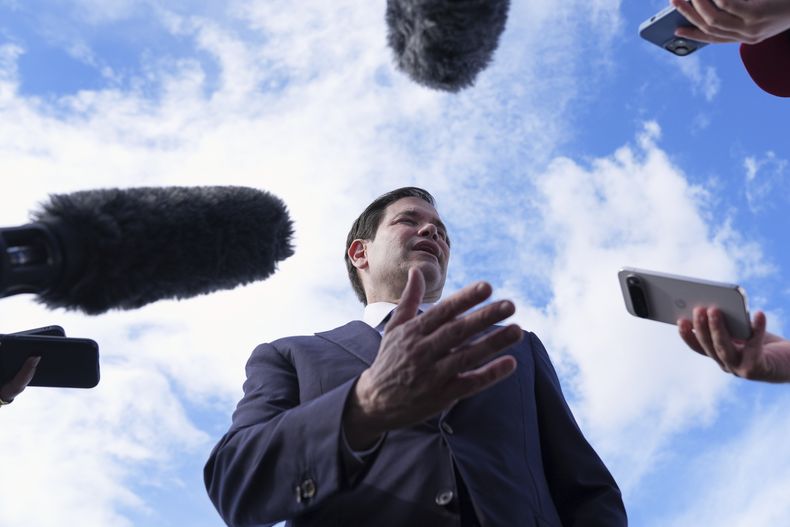 El secretario de Estado Marco Rubio antes de subirse a su avión en Homestead, Florida, el 2 de septiembre del 2025. (AP foto/Jacquelyn Martin, pool)