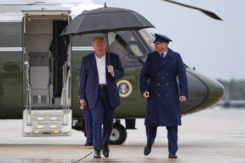El presidente de los Estados Unidos Donald Trump sale del Marine One para dirigirse al Air Force One antes de viajar a la Copa Presidente el domingo 27 de septiembre del 2026. (AP Foto/Julia Demaree Nikhinson)