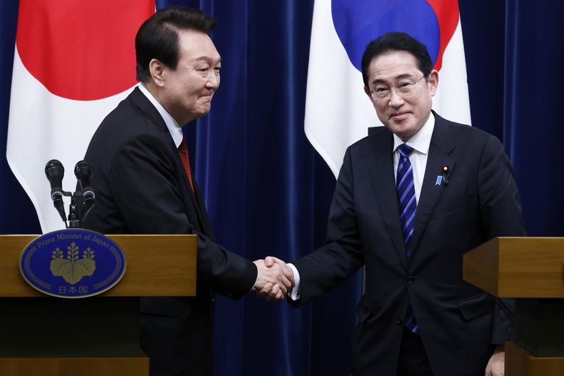 El presidente surcoreano Yoon Suk Yeol (i) con el primer ministro japonés Fumio Kishida (d) en Tokio el 16 de marzo de 2023.. (Kiyoshi Ota/Pool Photo via AP)