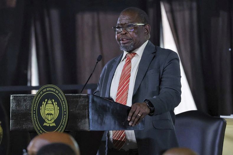 Foto suministrada por el Servicio de Comunicaciones e Informaciones del Gobierno de Sudáfrica que muestra al ministro de Finanzas Enoch Godongwana en la Asamblea Nacional en Ciudad del Cabo, Sudáfrica, el 2 de abril del 2025. (Jairus Mmutle/ Servicio de Comunicaciones e Informaciones del Gobierno de Sudáfrica via AP)