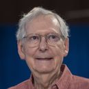 El líder de la minoría del Senado de EEUU, Mitch McConnell, republicano por Kentucky, durante el picnic anual St. Jerome Fancy Farm en Fancy Farm, Kentucky, el 5 de agosto de 2023. (Ryan C. Hermens/Lexington Herald-Leader vía AP)