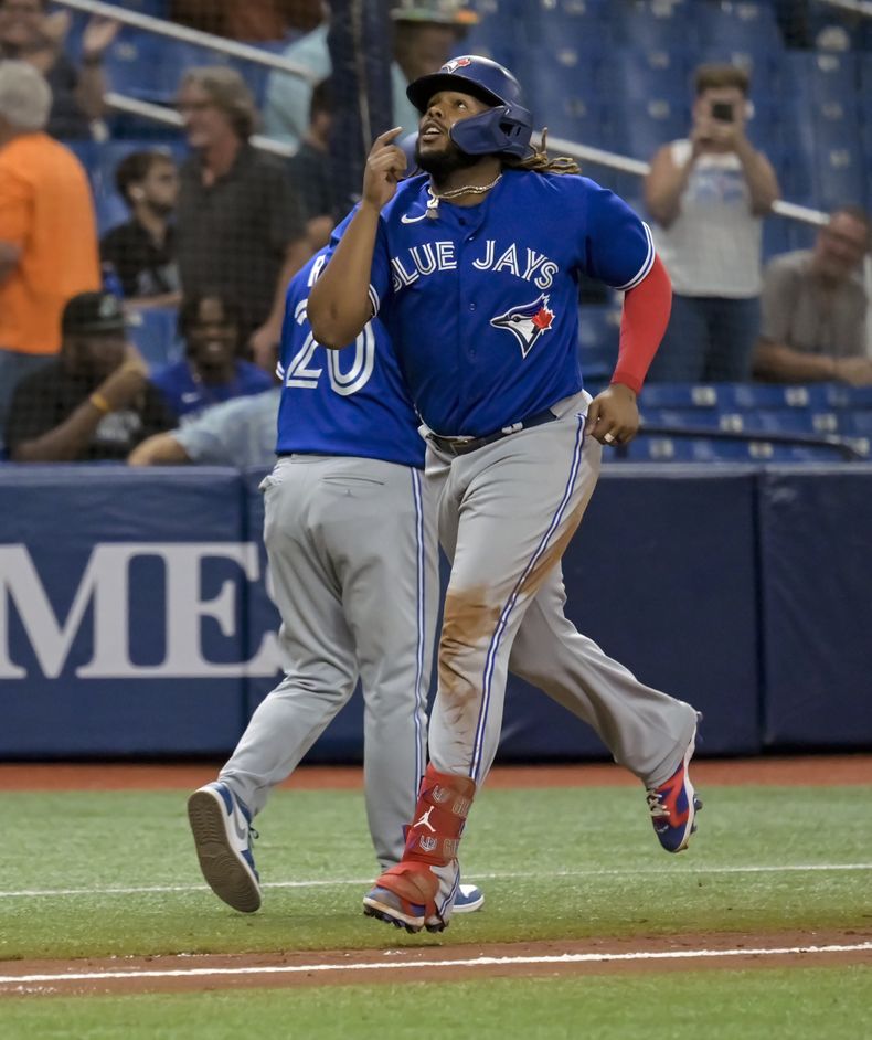 El dominicano Vladimir Guerrero Jr., de los Azulejos de Toronto, festeja tras conectar un grand slam en el juego del martes 23 de mayo de 2023, ante los Rays de Tampa Bay (AP Foto/Steve Nesius)