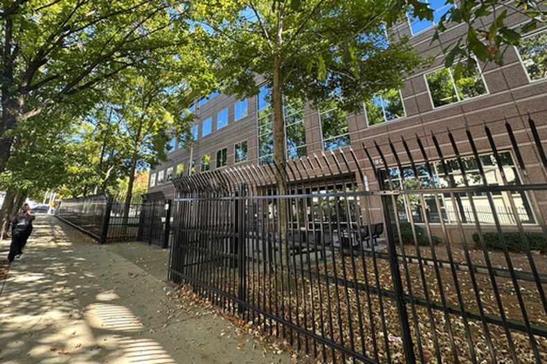 ARCHIVO - Esta imagen, tomada con un smartphone, muestra un edificio que alberga oficinas del Servicio de Control de Inmigración y Aduanas en el centro de Atlanta, el 21 de octubre de 2026. (AP Foto/Kate Brumback, archivo)