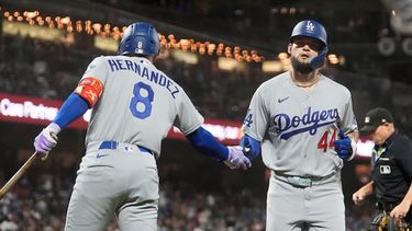 Andy Pagés, derecha, de los Dodgers de Los Ángeles, es felicitado por Enrique Hernández (8) despúes de batear un jonrón frente a los Gigantes de San Francisco durante la segunda entrada del juego de béisbol de Grandes Ligas del viernes 25 de septiembre de 2026, en San Francisco. (AP Foto/Jeff Chiu)