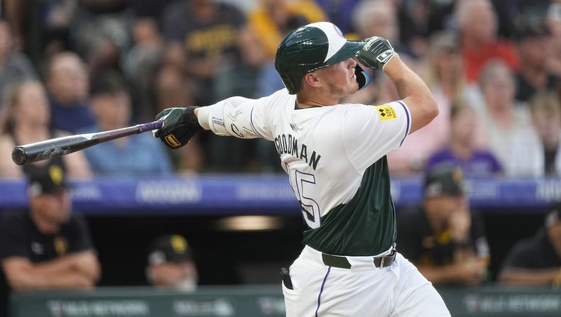Hunter Goodman de los Rockies de Colorado le da seguimiento a su doble remolcador en la cuarta entrada ante los Piratas de Pittsburgh el sábado 15 de junio del 2024. (AP Foto/David Zalubowski)