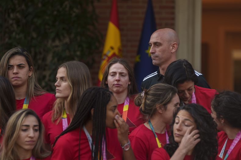 ARCHIVO - En foto del 22 de agosto del 2023, el presidente de la Federación de España Luis Rubiales con las jugadoras de la selección celebrando la victoria de la selección en la Copa Mundial en el Palacio de la Moncloa. (AP Foto/Manu Fernandez)