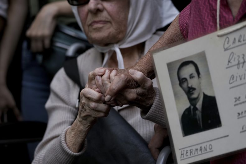 Integrantes del grupo Madres de Plaza de Mayo se sostienen de las manos durante una marcha para conmemorar el aniversario del golpe militar de 1976, el domingo 24 de marzo de 2024, en Buenos Aires. (AP Foto/Rodrigo Abd)