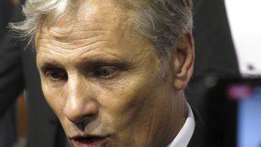 El director y actor estadounidense Viggo Mortensen habla con reporteros en la alfombra roja de la película The Dead Dont Hurt en Morelia, México, el viernes 20 de octubre de 2023. (Foto AP/Berenice Bautista)