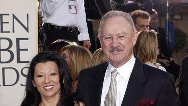 ARCHIVO - El actor Gene Hackman llega con su esposa, Betsy Arakawa, a la 60a entrega de los Globos de Oro en Beverly Hills, California, el domingo 19 de enero de 2003. (Foto AP/Mark J. Terrill, archivo)