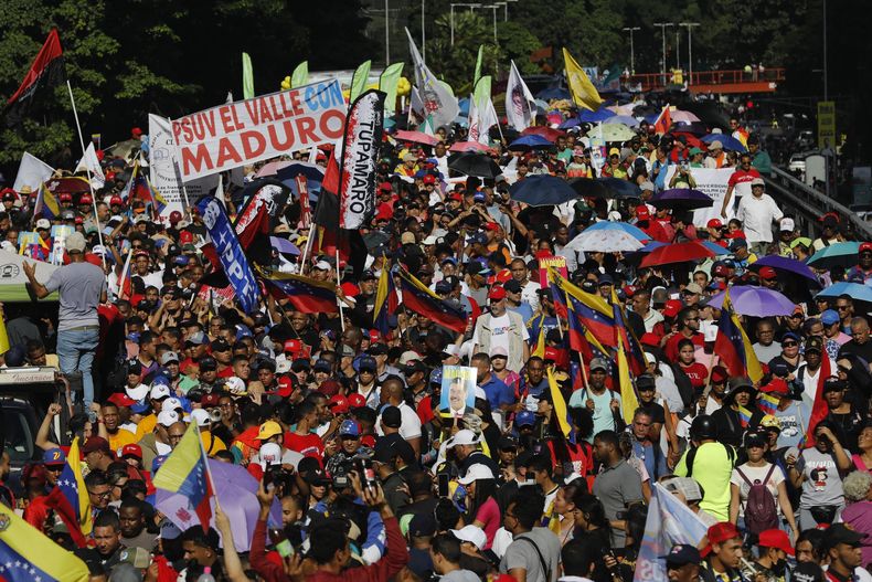 ARCHIVO - Simpatizantes del gobierno se manifiestan a favor del presidente venezolano Nicolás Maduro en Caracas, Venezuela, el 17 de agosto de 2024. (AP Foto/Cristian Hernández, Archivo)