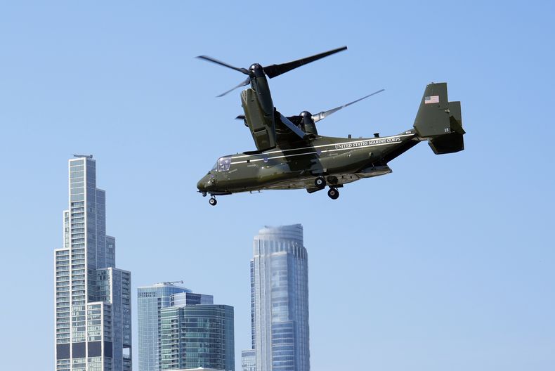 El Marine Two, un avión de rotor basculante Osprey, con la vicepresidenta Kamala Harris y su esposo Doug Emhoff a bordo, se eleva desde Soldier Field en Chicago, el 23 de agosto de 2024. (AP Foto/Jacquelyn Martin)