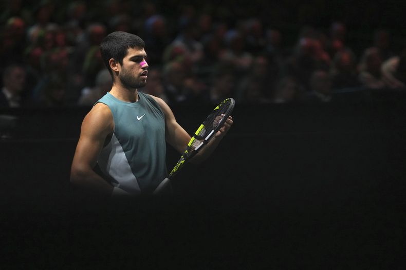 Carlos Alcaraz durante la final del Abierto de Róterdam contra Alex de Miñaur, el 9 de febrero de 2025. (AP Foto/Peter Dejong)