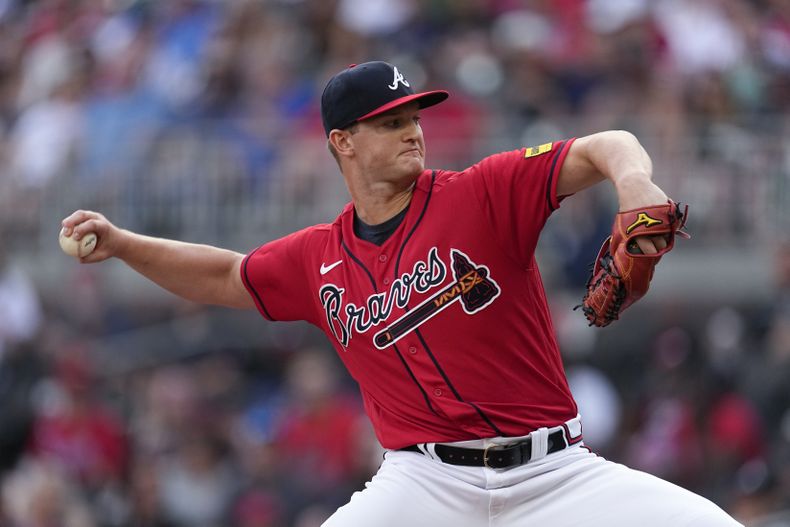 El abridor de los Bravos de Atlanta Michael Soroka trabaja la primera entrada del encuentro ante los Marlins de Miami el viernes 30 de junio del 2023. (AP Foto/John Bazemore)