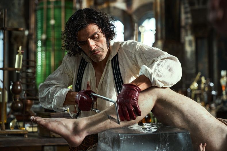 Esta imagen difundida por Netflix muestra a Oscar Isaac en una escena de Frankenstein. (Netflix vía AP)