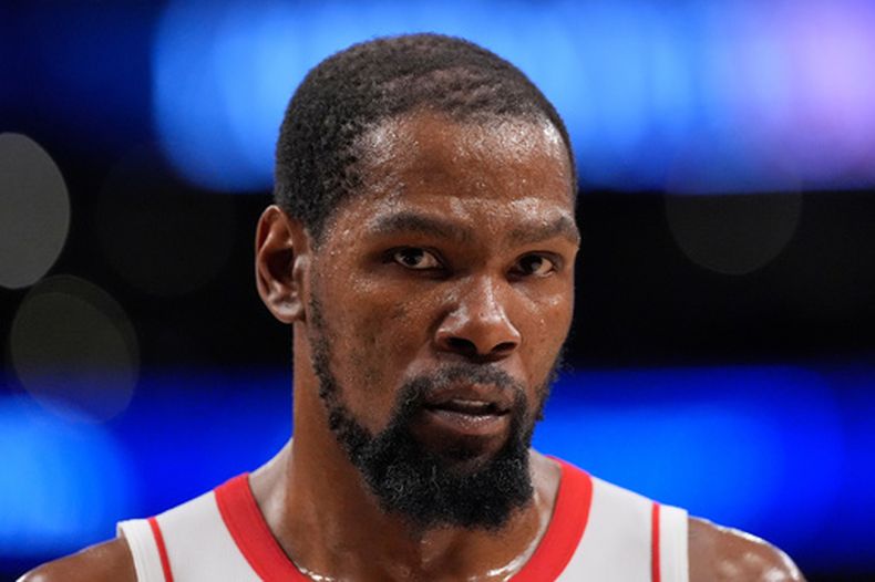 Kevin Durant, de los Rockets de Houston, observa en la duela durante la segunda mitad del segundo juego de la serie de playoffs de primera ronda del baloncesto de la NBA frente a los Lakers de Los Ángeles, el martes 21 de abril de 2026, en Los Ángeles. (AP Foto/Mark J. Terrill)